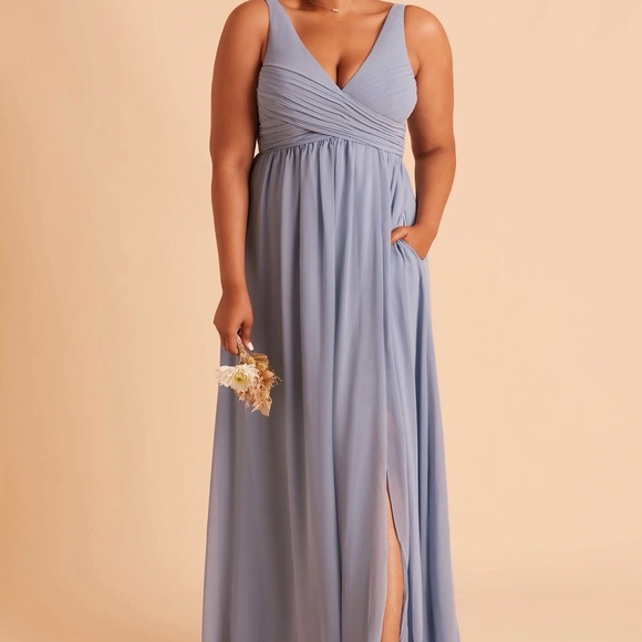 Chic Sleeveless Dress - Picture 2 of 5